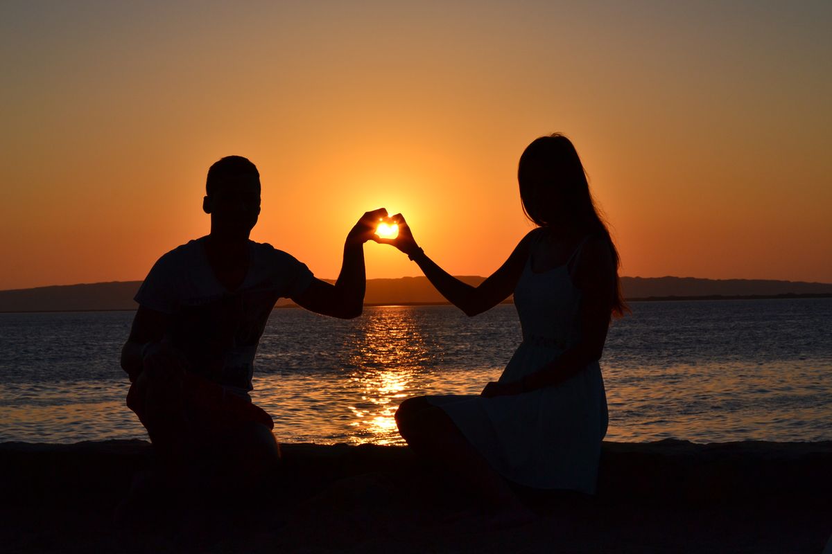 Dieses Bild entstand im August während unseres Traumurlaubs in Hurghada. Es ist komplett unbearbeitet, es zeigt den wunderschönen Sonnenaufgang um 5 Uhr morgens und uns - ein überglückliches Paar :)