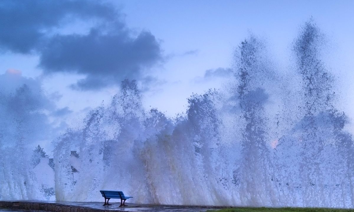 Photo prise l'hiver dernier lors d'une tempête en Bretagne, dans le port de Brignogan petite commune du Finistère nord. La vague était impressionnante, mais le bruit qui l'accompagnait l'était encore plus...