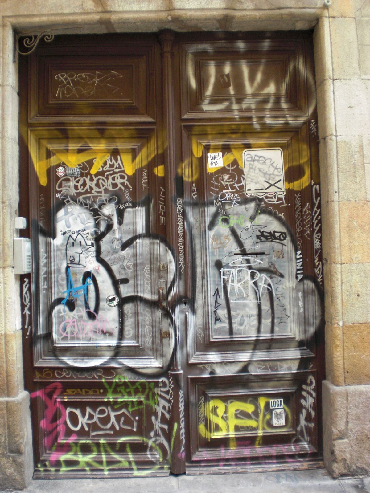 barcelona door graffiti